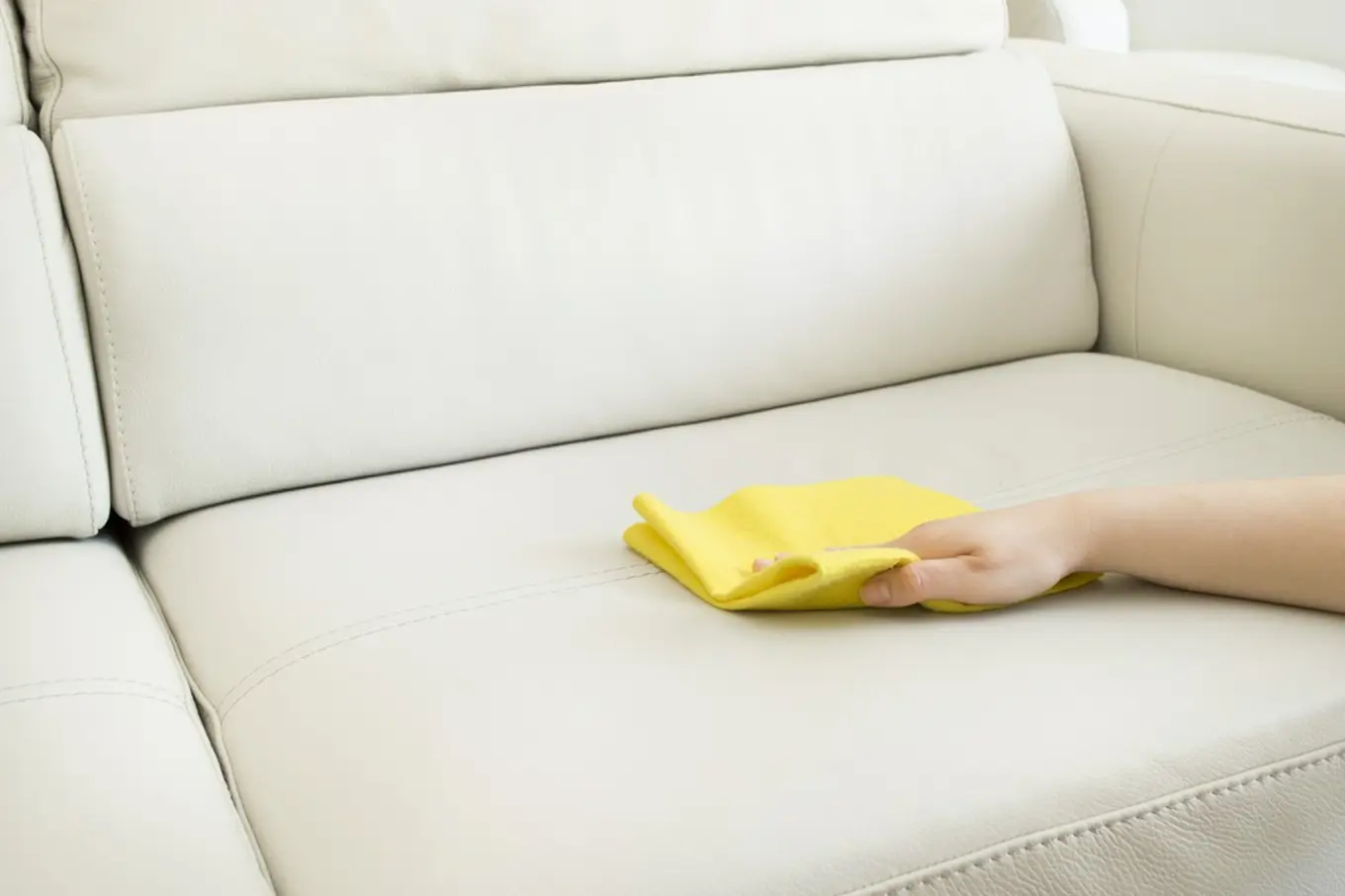 czyszczenie tapicerowanej kanapy