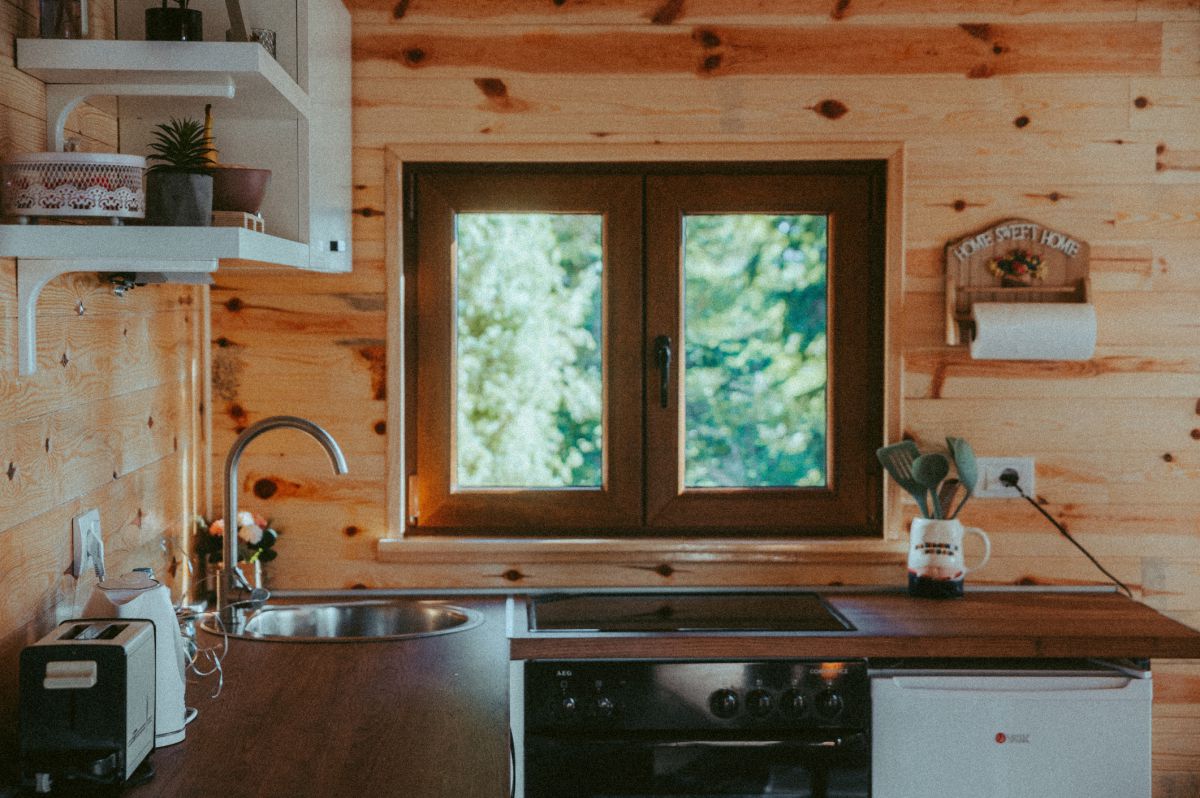 mała kuchnia w drewnianej chatce